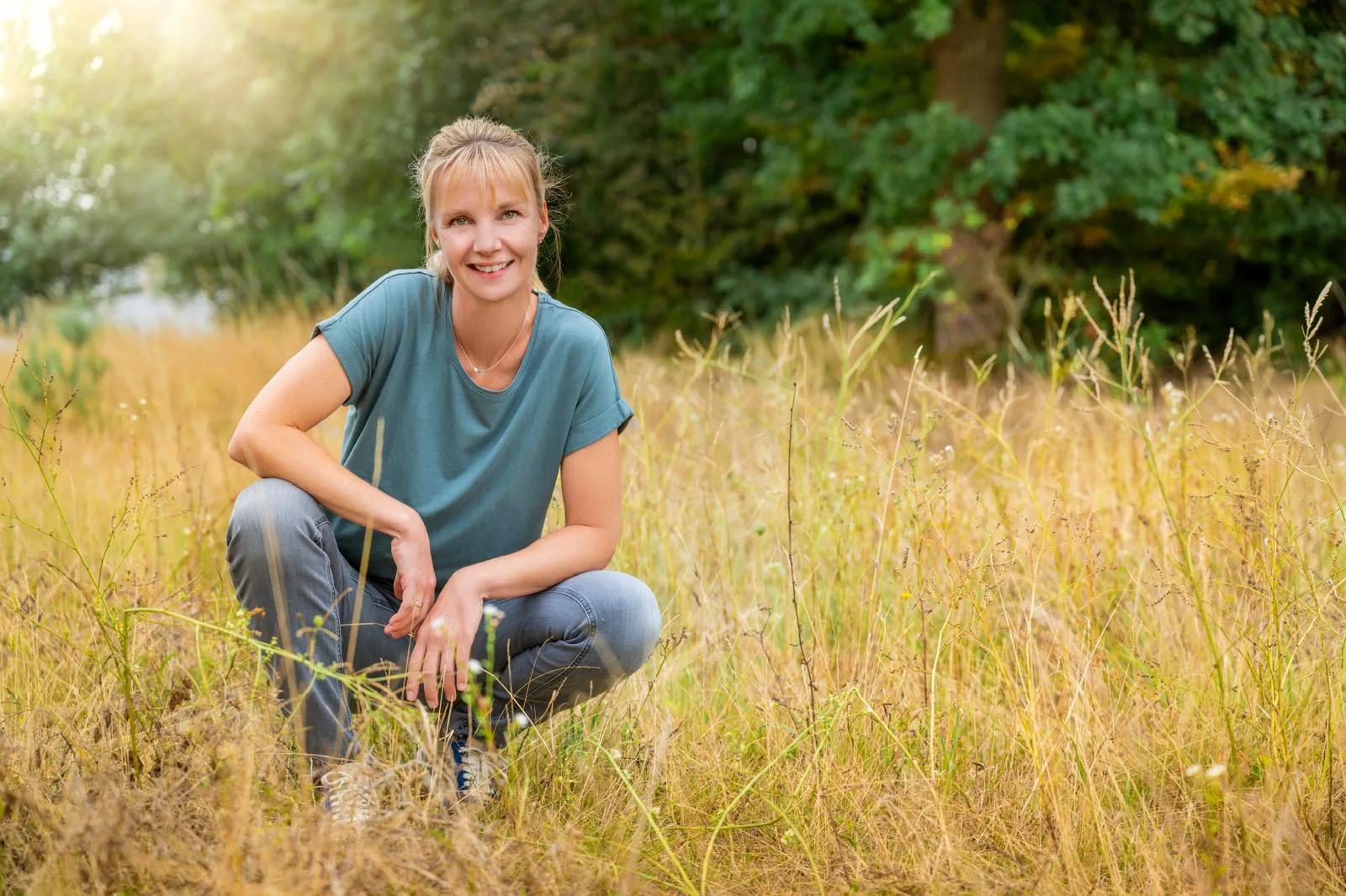 Nicole Heitmann in einer sommerlichen Wiese